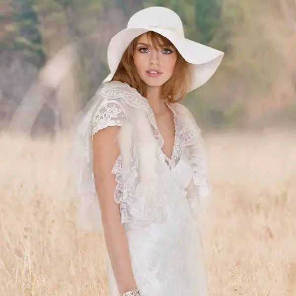 robe vintage de mariage avec un chapeau