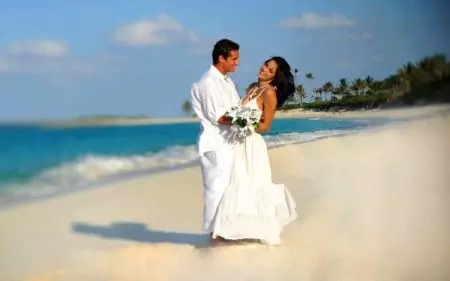Strikket brudekjole på stranden