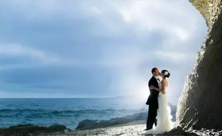 ชุดแต่งงานที่สวยงามสำหรับพิธีชายหาด