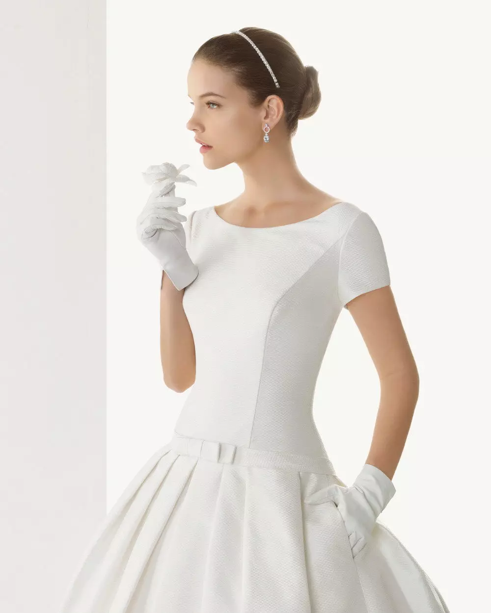 Gaun pengantin dengan sarung tangan pendek