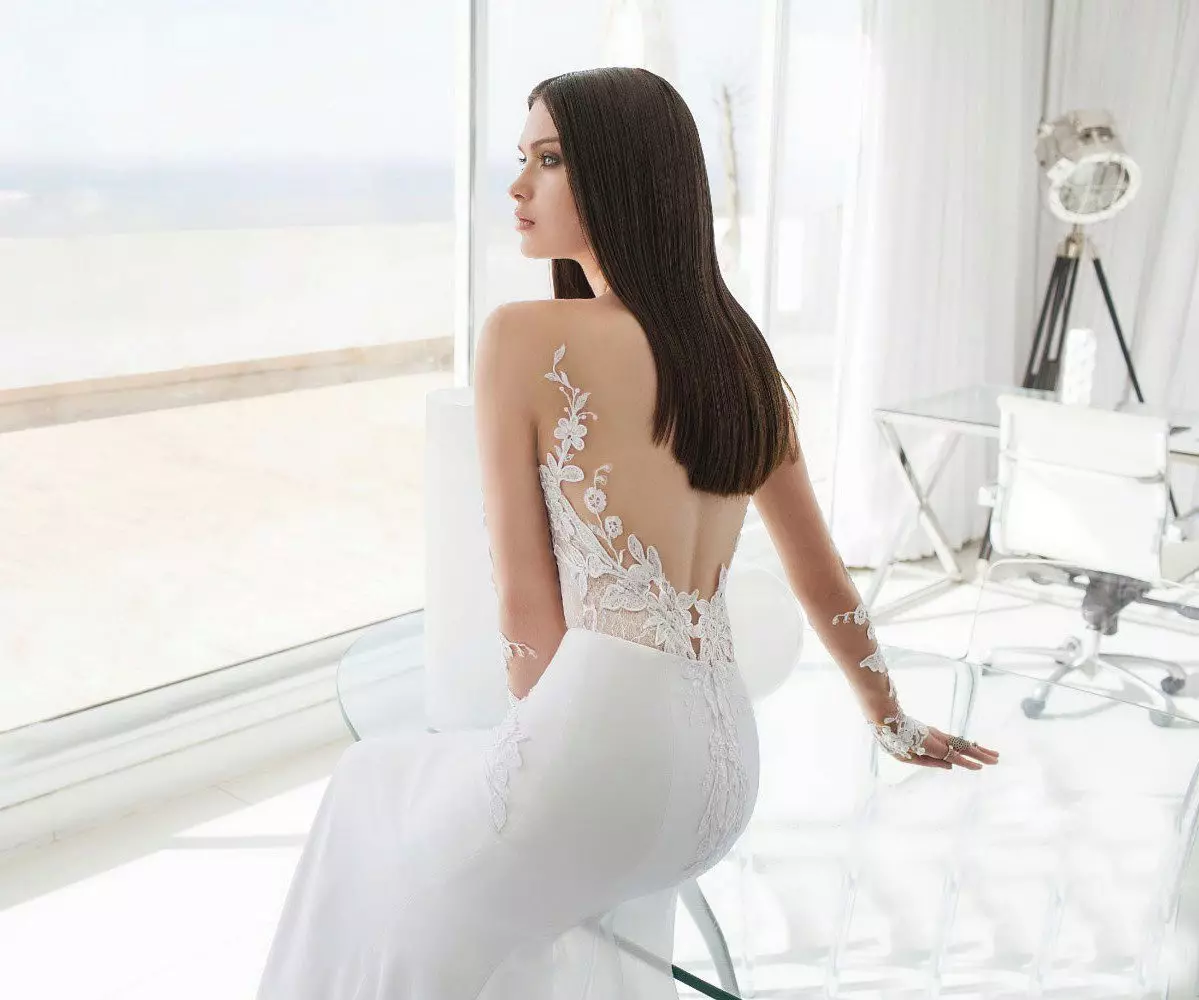 Retall de calat a la cintura vestit de núvia atractiva