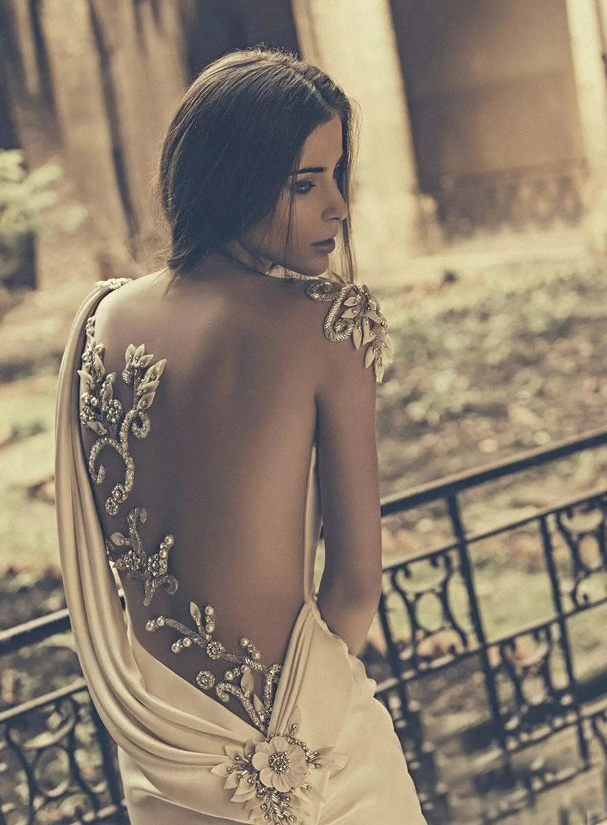 posterior oberta a vestit de núvia atractiva estil grec