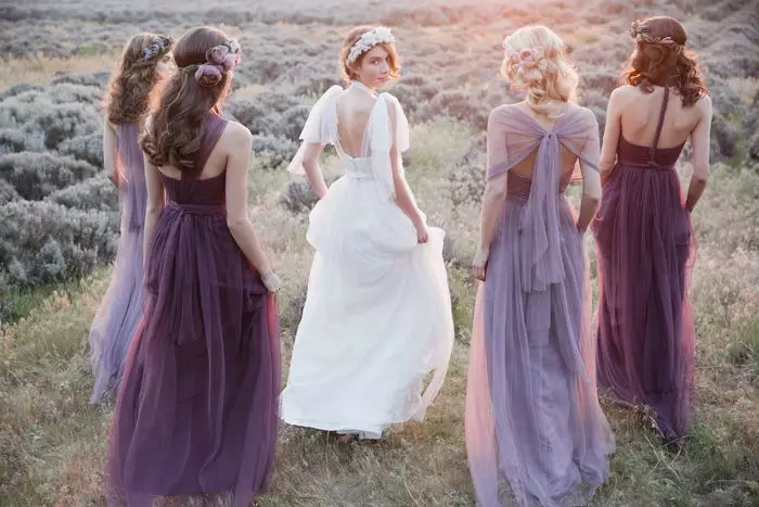 Jurken van vriendinnen in lila kleur - lavendel bruiloft