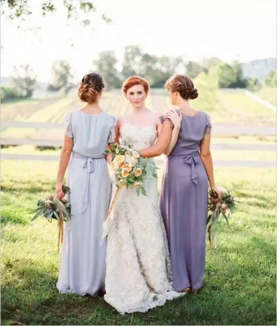 Lavendel tinten jurken op de bruiloft