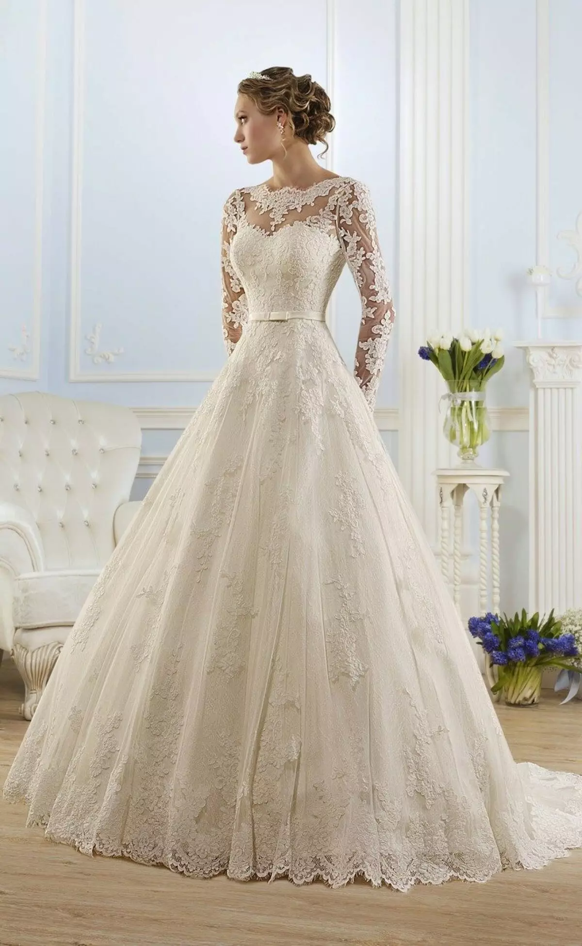 Весільна сукня з закритим горлом з колекції ROMANCE від Naviblue Bridal