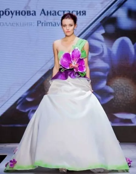 Vestido corto de boda de Anastasia Gorbunova con flor
