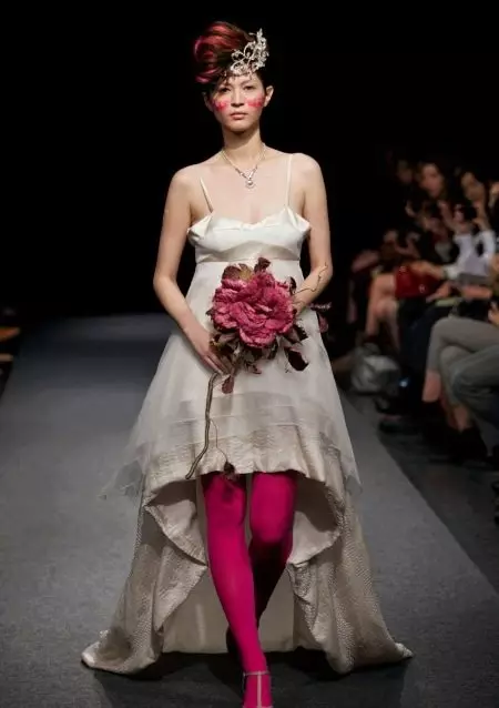 Венчаница страшна хаљина са црвеним гаћима