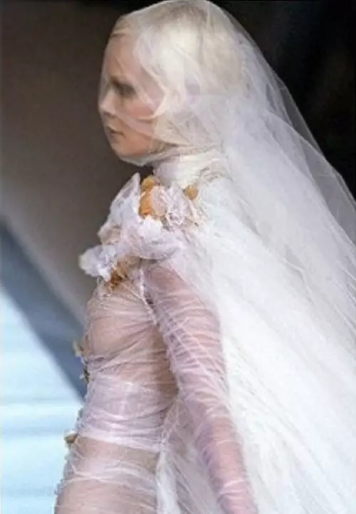 Vestido de noiva de farsa asustado