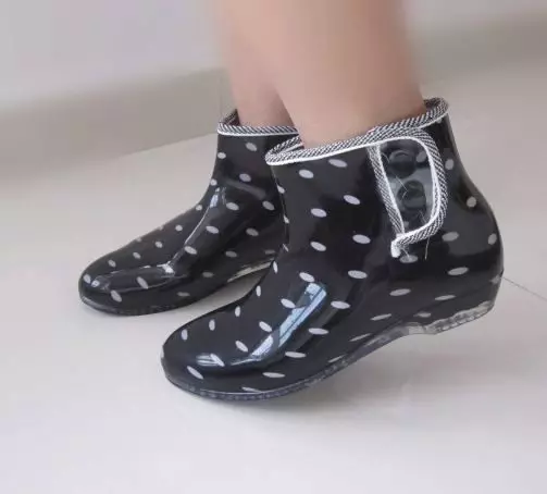 Boots tal-lastku (67 Ritratti): Mudelli tan-nisa fuq shoelaces, trasparenti, xitwa, boots gomma 1897_46