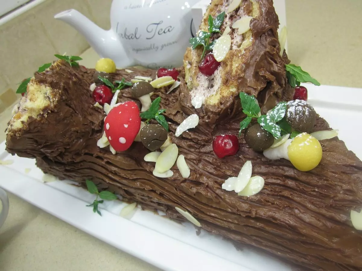 Torta na drvenoj vjenčanja (17 fotografija): Izaberite kolač od mastike i vrhnje na godišnjicu od 5 godina braka u obliku stabla 18998_14