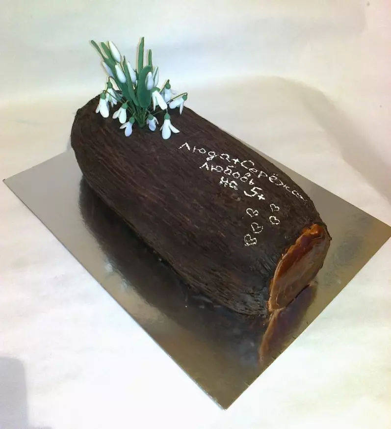 Kue pada pernikahan kayu (17 foto): Pilih kue dari damar wangi dan krim pada ulang tahun dari 5 tahun pernikahan dalam bentuk pohon 18998_16