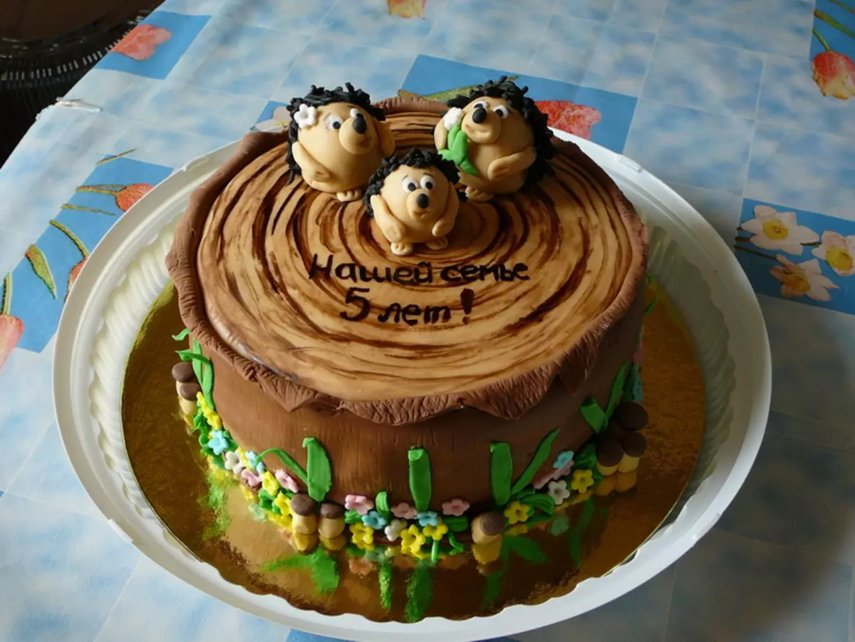 Kue pada pernikahan kayu (17 foto): Pilih kue dari damar wangi dan krim pada ulang tahun dari 5 tahun pernikahan dalam bentuk pohon 18998_3