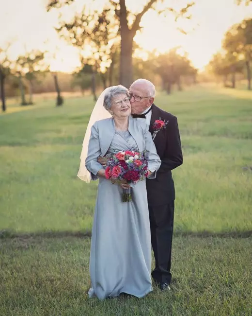 गोल्डन शादी (16 तस्वीरें): एक साथ रहने के 50 साल, शादी की सालगिरह पर केक की सजावट चुनें 19007_12