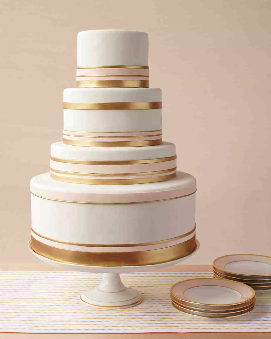 गोल्डन शादी (16 तस्वीरें): एक साथ रहने के 50 साल, शादी की सालगिरह पर केक की सजावट चुनें 19007_16