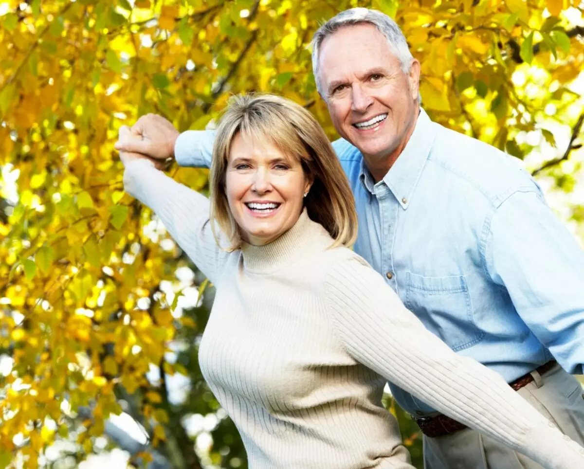 Que donner pour donner des mariages de 22 ans? Choisir un cadeau pour l'anniversaire de bronze d'une vie conjointe mari et femme, amis et parents 19021_2