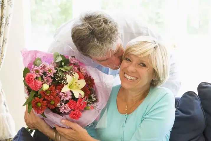 Que donner pour donner des mariages de 22 ans? Choisir un cadeau pour l'anniversaire de bronze d'une vie conjointe mari et femme, amis et parents 19021_4