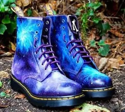 Women's Autumn Boots (94 billeder): Moderigtige lædermodeller 2021 uden hæle på platformen og på traktorens sål, lakeret sort 1902_58