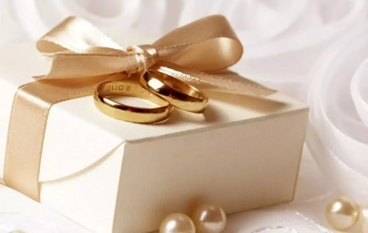 Bạn cho một đám cưới trong 9 năm là gì? Một món quà cho một faience và kỷ niệm một cuộc sống chung và vợ vợ 19033_4