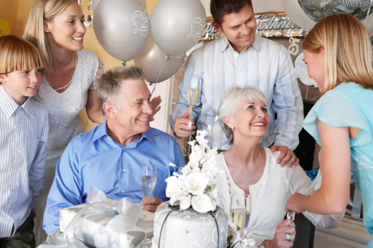 29 년 동안 결혼식을 제공하는 것은 무엇입니까? 부모님이나 남편의 협력의 벨벳 기념일을위한 선물을 선택하십시오. 19045_5