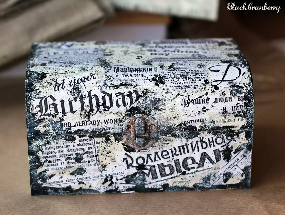 Decoupage (59 ຮູບ): ມັນແມ່ນຫຍັງ? ຫ້ອງຮຽນແມ່ບົດກ່ຽວກັບເຕັກນິກການຕົບແຕ່ງ. ວິທີການເຮັດການເນົ່າເປື່ອຍປີ້ນກັບກັນ? ວິທີການເຮັດເຄື່ອງອອກແບບສໍາລັບແວ່ນຕາແລະຕູ້ເຢັນທີ່ມີມືຂອງທ່ານເອງ? 19060_13