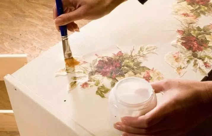 Decoupage (59 billeder): Hvad er det? Master klasse på dekorationsteknik. Hvordan laver man en omvendt decoupage? Hvordan laver man indretning til briller og køleskabe med dine egne hænder? 19060_23