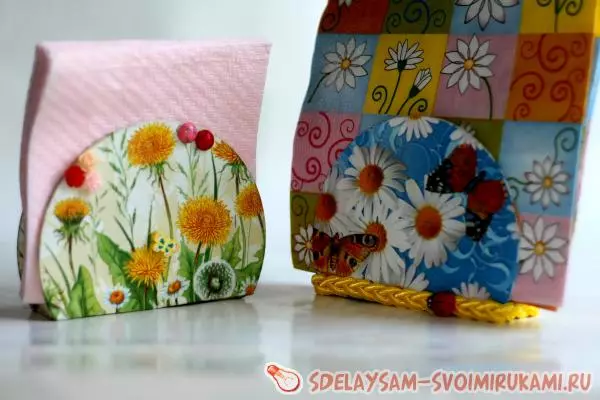 Decoupage (59 photos): Gịnị ka ọ bụ? Master klas na mma Usoro. Olee otú ime ka a reverse decoupage? Olee otú ime ka ihe ndozi maka iko na friji na gị onwe gị aka? 19060_51