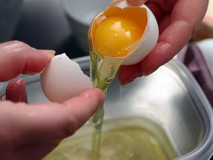 دکوپراژ از تخم مرغ های عید پاک (38 عکس): کلاس کارشناسی ارشد تزئین تخم مرغ های چوبی با دستمال کاغذی در تکنیک دکوپگ 19067_19