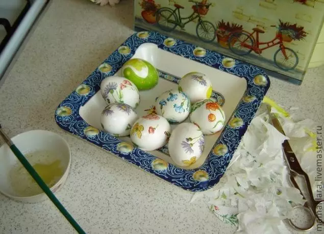 Húsvéti tojások decoupage (38 fotó): Mester osztály a fából készült tojások díszítésére szalvétákkal a decoupage technikában 19067_29