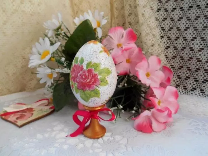 ການຕົບແຕ່ງຂອງໄຂ່ Easter (38 ຮູບ): ຫ້ອງຮຽນແມ່ບົດໃນການຕົກແຕ່ງໄຂ່ໄມ້ດ້ວຍຜ້າເຊັດໂຕໃນເຕັກນິກການຕົບແຕ່ງ 19067_36