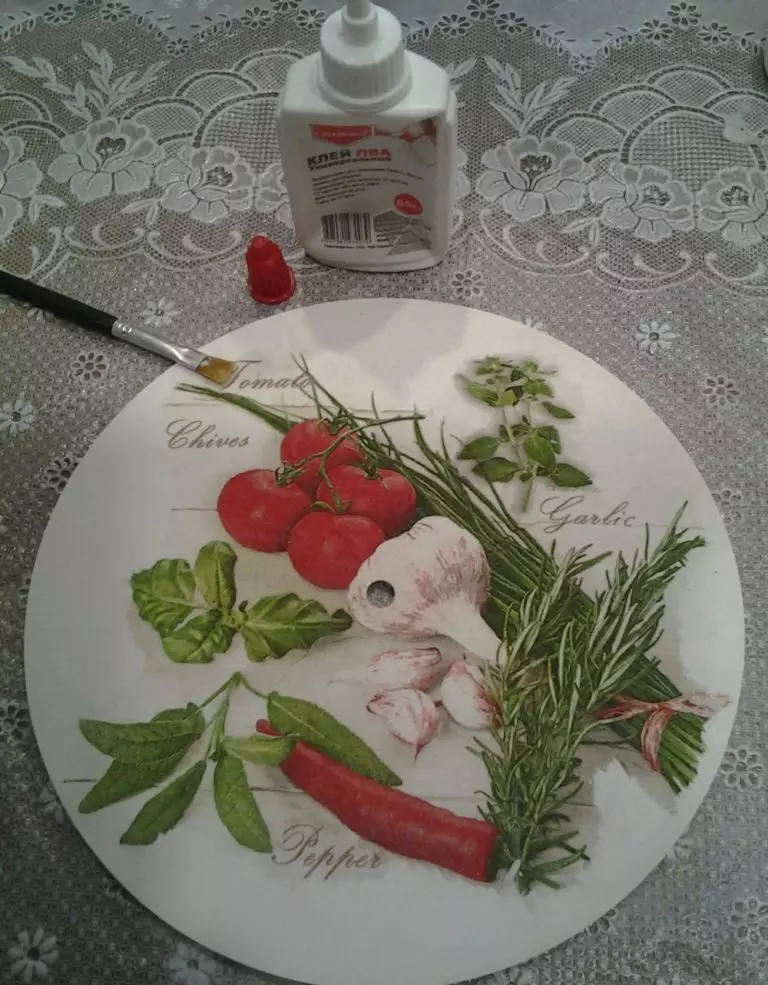 Klukka í decoupage tækni (32 myndir): Hugmyndir um decoupage af Wall Clock með eigin höndum. Hvernig á að gera decoupage af klukkunni á veggnum í Provence Styles og Shebbi-Shik? Meistara námskeið 19069_12