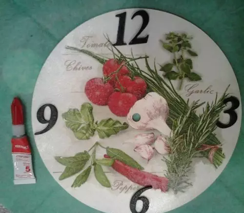 Sat u Decoupage tehnika (32 fotografije): Ideje za dekupaž od zidni sat sa svoje ruke. Kako napraviti decoupage na sat na zidu u Provansi stilova i Shebbi-Shik? Glavna klasa 19069_13