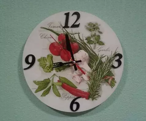 นาฬิกาในเทคนิค Decoupage (32 รูป): แนวคิดสำหรับ decoupage ของนาฬิกาแขวนด้วยมือของคุณเอง วิธีการทำ decoupage ของนาฬิกาบนผนังในรูปแบบ Provence และ Shebbi-Shik? ระดับผู้เชี่ยวชาญ 19069_14