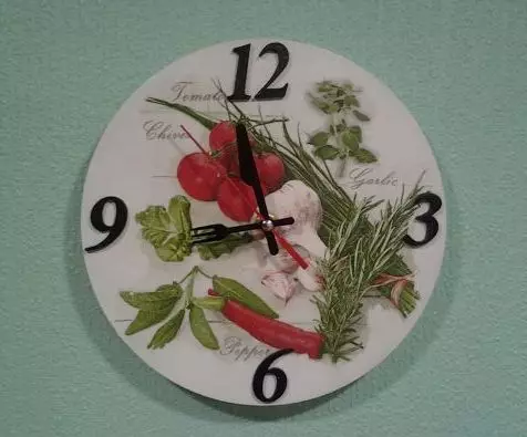 Klukka í decoupage tækni (32 myndir): Hugmyndir um decoupage af Wall Clock með eigin höndum. Hvernig á að gera decoupage af klukkunni á veggnum í Provence Styles og Shebbi-Shik? Meistara námskeið 19069_14