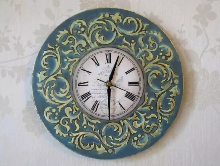 นาฬิกาในเทคนิค Decoupage (32 รูป): แนวคิดสำหรับ decoupage ของนาฬิกาแขวนด้วยมือของคุณเอง วิธีการทำ decoupage ของนาฬิกาบนผนังในรูปแบบ Provence และ Shebbi-Shik? ระดับผู้เชี่ยวชาญ 19069_19