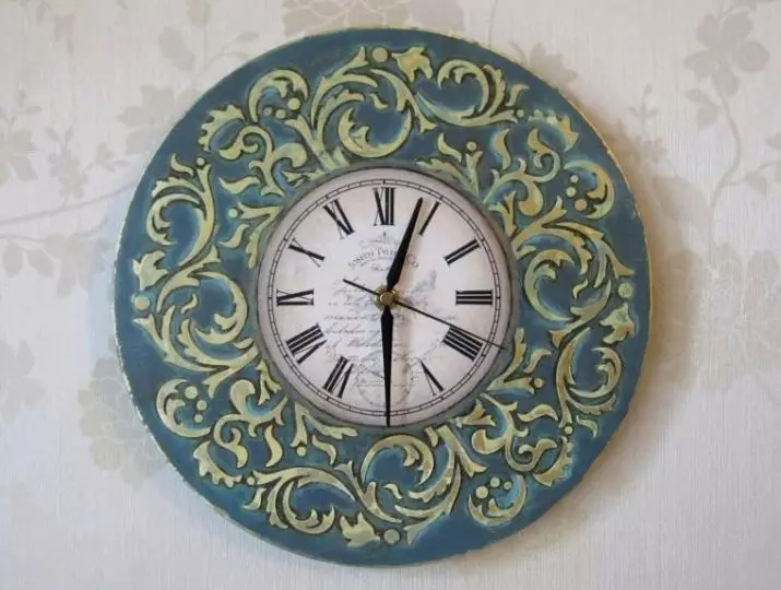 Klukka í decoupage tækni (32 myndir): Hugmyndir um decoupage af Wall Clock með eigin höndum. Hvernig á að gera decoupage af klukkunni á veggnum í Provence Styles og Shebbi-Shik? Meistara námskeið 19069_19