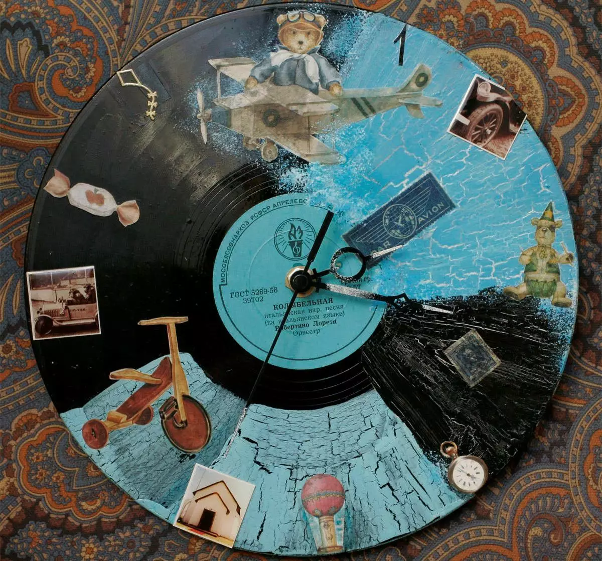 Klukka í decoupage tækni (32 myndir): Hugmyndir um decoupage af Wall Clock með eigin höndum. Hvernig á að gera decoupage af klukkunni á veggnum í Provence Styles og Shebbi-Shik? Meistara námskeið 19069_27