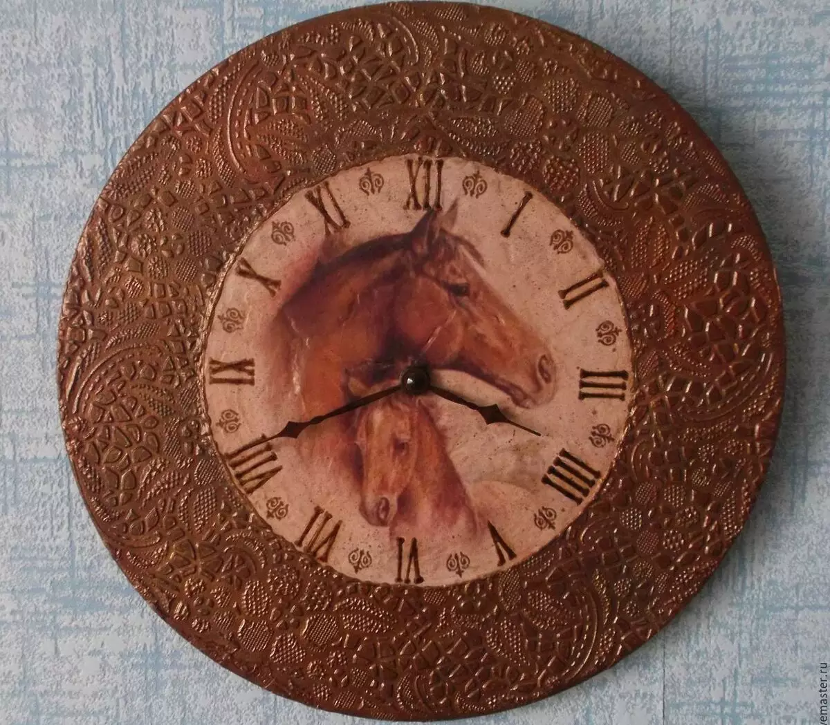 นาฬิกาในเทคนิค Decoupage (32 รูป): แนวคิดสำหรับ decoupage ของนาฬิกาแขวนด้วยมือของคุณเอง วิธีการทำ decoupage ของนาฬิกาบนผนังในรูปแบบ Provence และ Shebbi-Shik? ระดับผู้เชี่ยวชาญ 19069_28