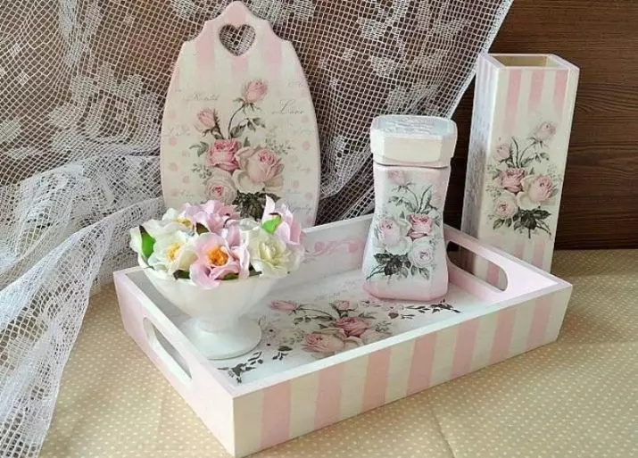 Kello Decoupage Technique (32 kuvaa): ideoita seinäkellon decoupage omalla kädellä. Kuinka tehdä kellon decoupage seinään Provence-tyylissä ja Shebbi-Shikissä? Master-luokka 19069_3