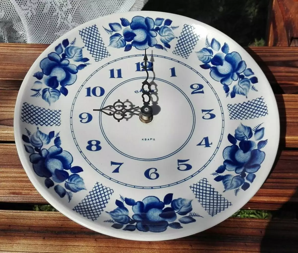นาฬิกาในเทคนิค Decoupage (32 รูป): แนวคิดสำหรับ decoupage ของนาฬิกาแขวนด้วยมือของคุณเอง วิธีการทำ decoupage ของนาฬิกาบนผนังในรูปแบบ Provence และ Shebbi-Shik? ระดับผู้เชี่ยวชาญ 19069_30