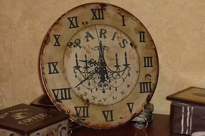 นาฬิกาในเทคนิค Decoupage (32 รูป): แนวคิดสำหรับ decoupage ของนาฬิกาแขวนด้วยมือของคุณเอง วิธีการทำ decoupage ของนาฬิกาบนผนังในรูปแบบ Provence และ Shebbi-Shik? ระดับผู้เชี่ยวชาญ 19069_7