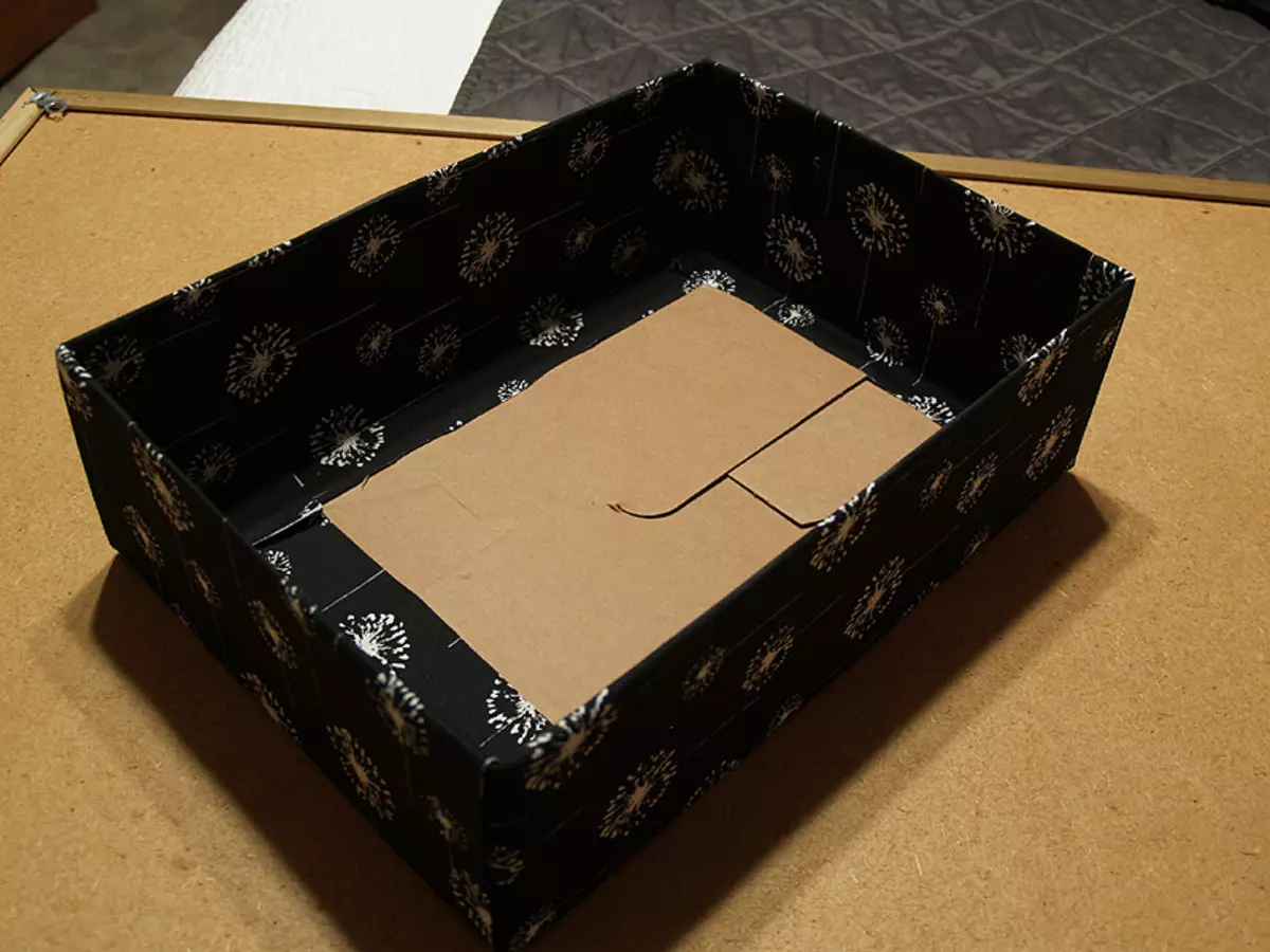 Обтянуть коробку. Обклеить коробку тканью. Декор картонной коробки. Коробки обтянутые тканью. Коробка обшитая кожей.