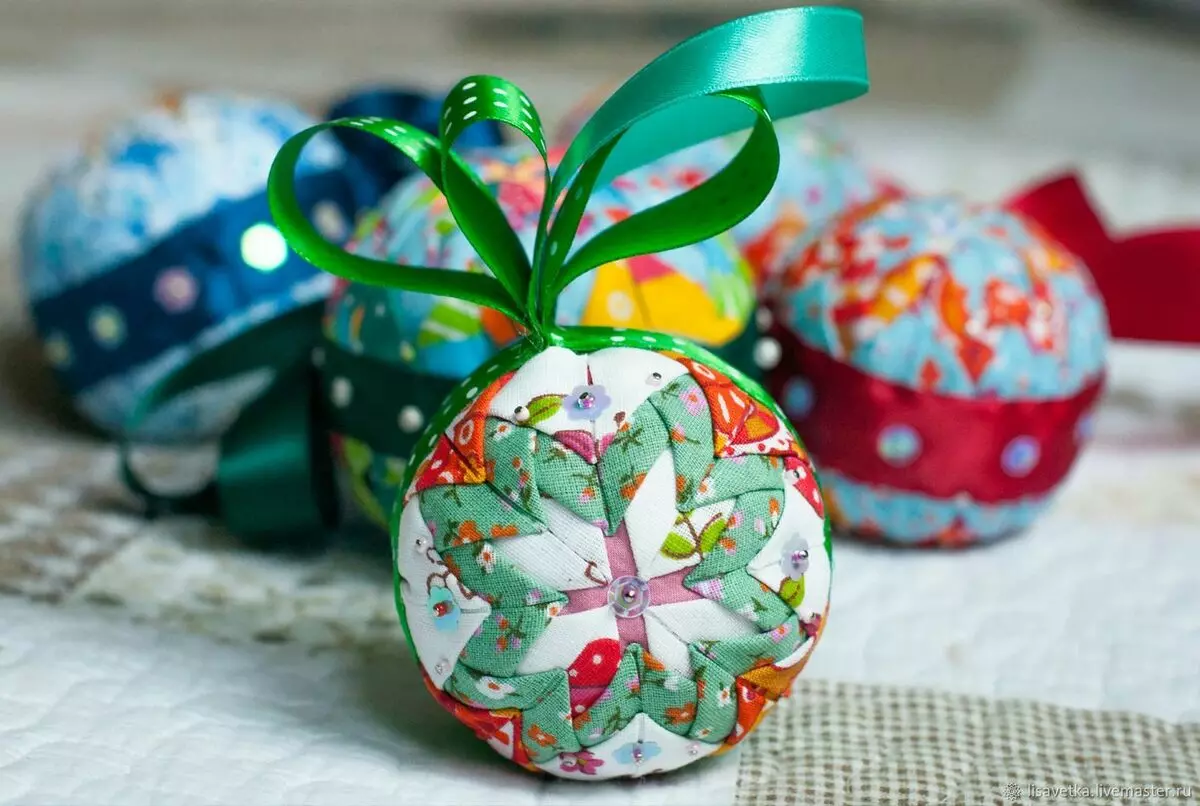 Decoupage of New Year's balls (31 photos): Master class on decoupage of Christmas balls with their own hands for beginners, foam balls in Kimekomi and Vintage styles 19074_11