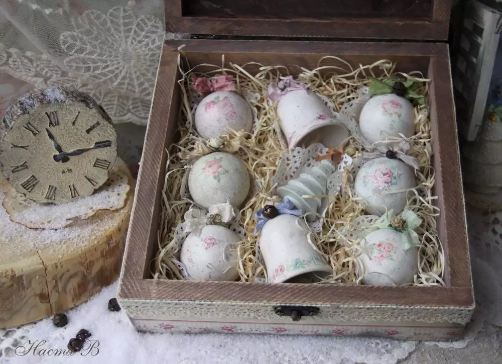 Decoupage of New Year's Balls (31 fotos): Clase magistral sobre decoupage de bolas de Navidad con sus propias manos para principiantes, bolas de espuma en Kimekomi y estilos vintage 19074_17