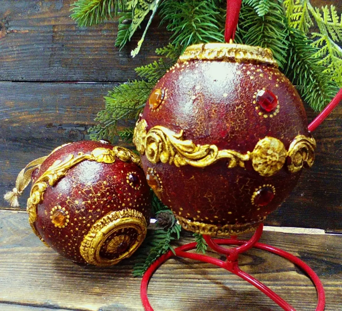 Decoupage von Neujahrsbällen (31 Fotos): Meisterklasse auf Decoupage von Weihnachtsbällen mit ihren eigenen Händen für Anfänger, Schaumbällchen in Kimkomi und Vintage-Stilen 19074_19