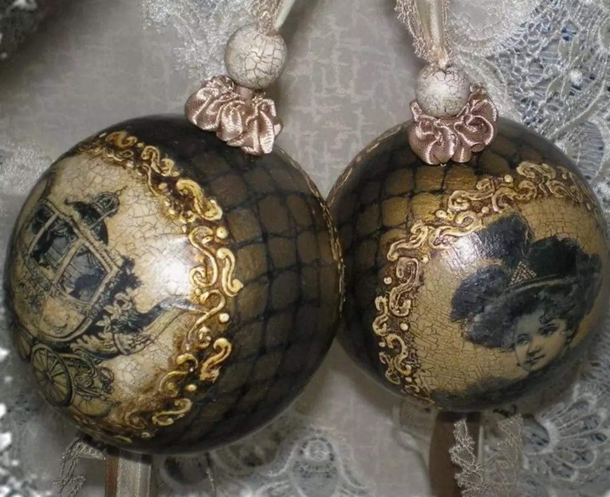 नवीन वर्षाच्या चेंडू (31 फोटो) च्या decoupage: ख्रिसमस बॉल च्या decosugage च्या decopage वर मास्टर वर्ग, Kimekomi आणि विंटेज शैली 19074_20