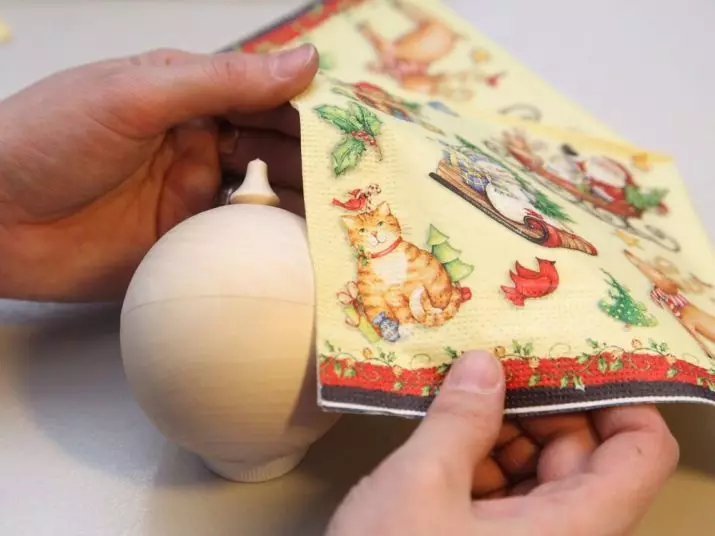 Decoupage bale noworoczne (31 zdjęć): master class na decoupage Christmas kulek z własnymi rękami dla początkujących, bale piankowe w Kimekomi i rocznika stylów 19074_27