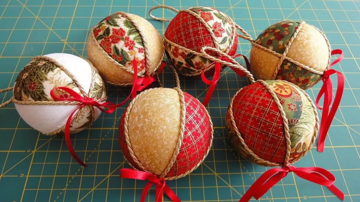 Decoupage novoročních míčů (31 fotek): Master Class na decoupage vánoční koule s vlastními rukama pro začátečníky, pěnové koule v KimeKomi a vintage styly 19074_29