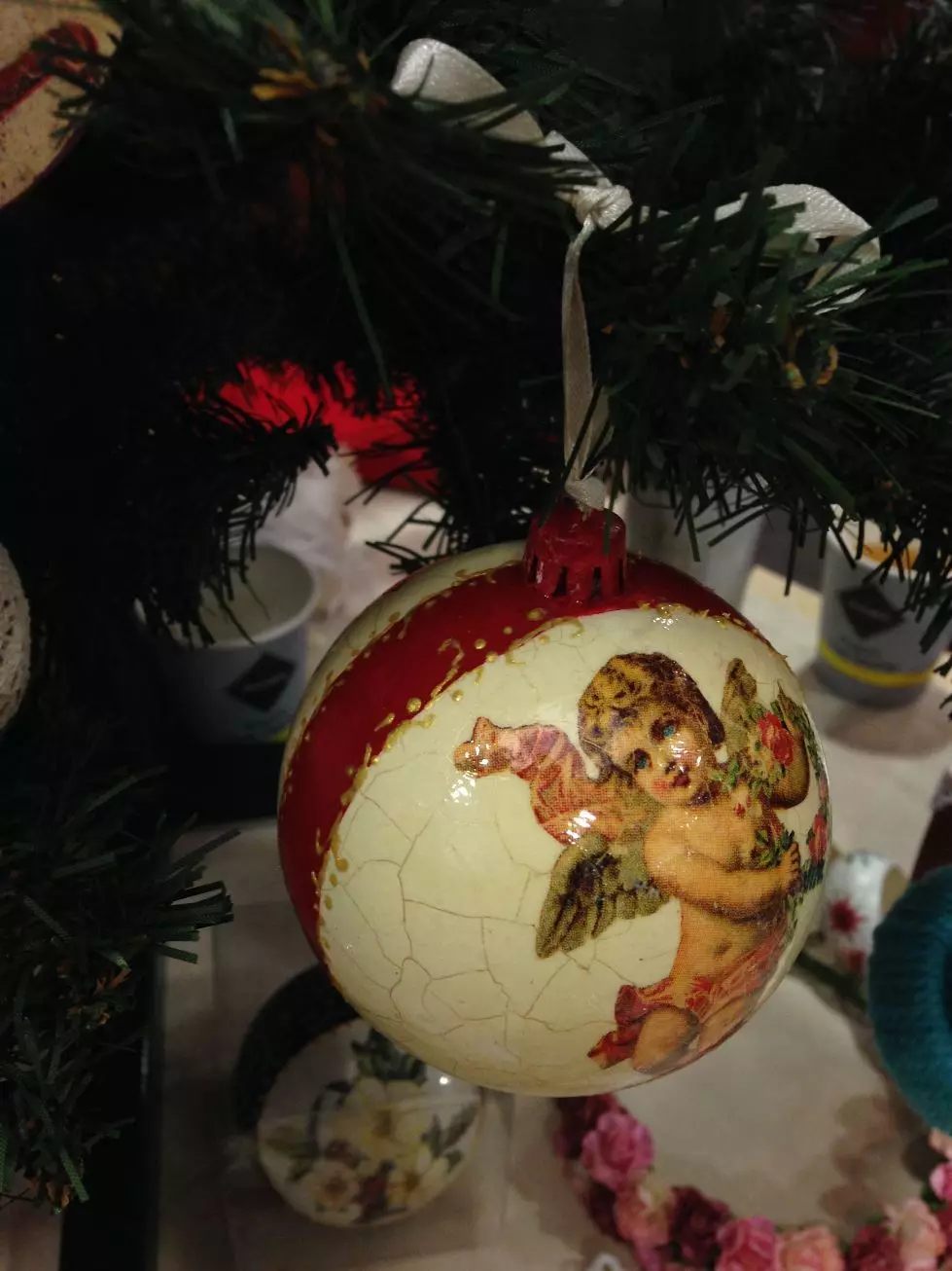 Жаңа жылдық шарлардың біркелгіні (31 сурет): Кешомидегі және винтаждық стильдердегі рождестволық добтардың біркелкі, христикалық шарларының шеберлік сыныбы 19074_3