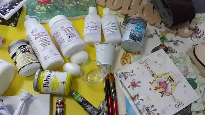 Decoupage Bottles (72 mga larawan): Dekorasyon ng toilet paper at itlog shell sa iyong sariling mga kamay, master class sa volumetric decoupage bote para sa mga lalaki sa Pebrero 23, dekorasyon sa shebbi-chic 19088_15