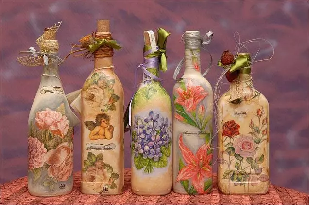 Botellas de decoupage (72 fotos): decoración de papel hixiénico e cunchas de ovo coas súas propias mans, clase mestra sobre botellas de decoupage volumétricas para homes o 23 de febreiro, decoración con shebbi-chic 19088_18